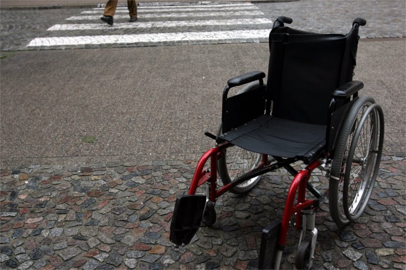 80-letnia kobieta musiała sama pojechać do lekarza, bo po wypadku nikt nie chciał zająć się jej wózkiem inwalidzkim...