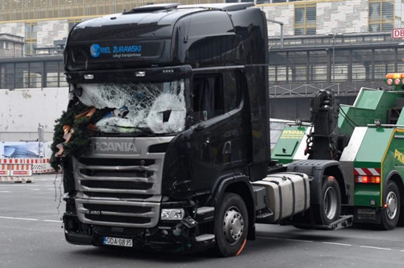 Właściciel ciężarówki użytej w zamachu walczy o wypłatę odszkodowania z ubezpieczenia. Co gorsza firmie grozi kara za towar, który leżał na naczepie.