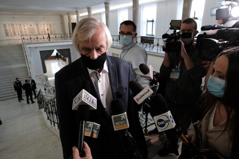 Ryszard Terlecki broni projektu PiS w sprawie odebrania Polakom prawa do odmowy przyjęcia mandatu. Ryszard Terlecki broni projektu PiS w sprawie odebrania Polakom prawa do odmowy mandatu.