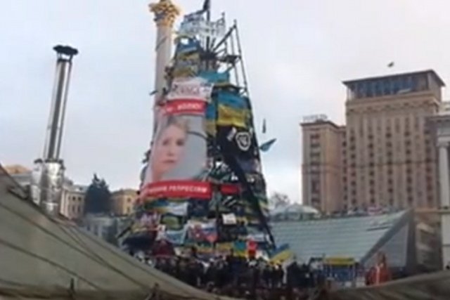 Na konstrukcji, która miała być "szkieletem" choinki, odkryto wiszące zwłoki mężczyzny