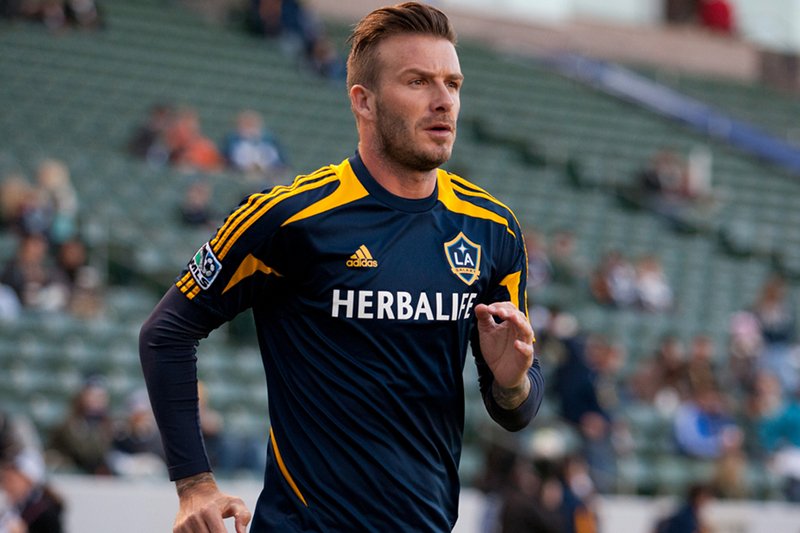 Lata mijają a jedno się nie zmienia: media wciąż kochają Davida Beckhama