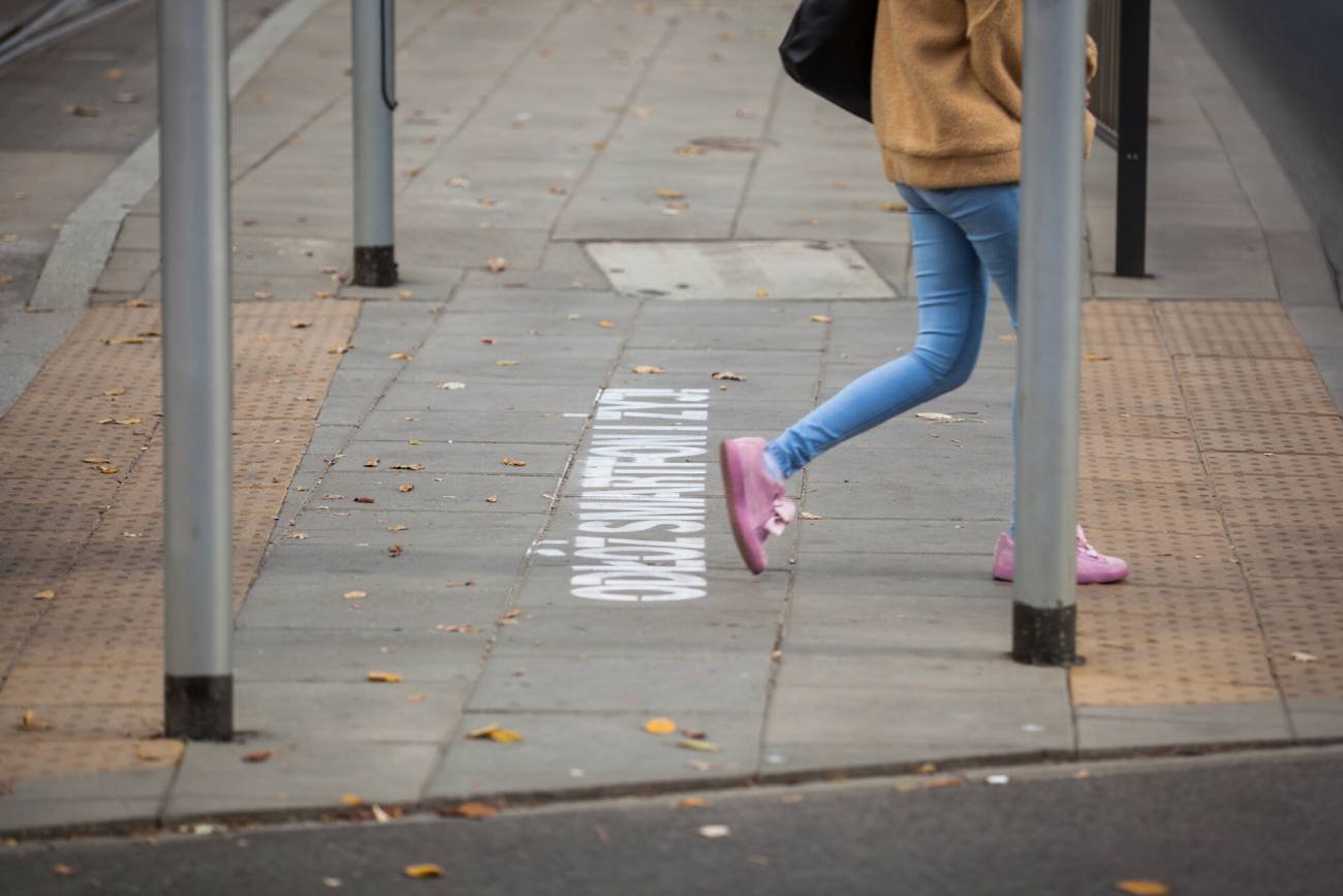 Kierowca autobusu potrącił dziewczynkę na pasach. Dziecko jest w szpitalu