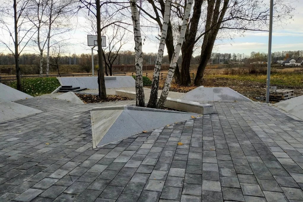 W Katowicach powstał za 400 tys. złotych skatepark wyłożony kostką brukową.