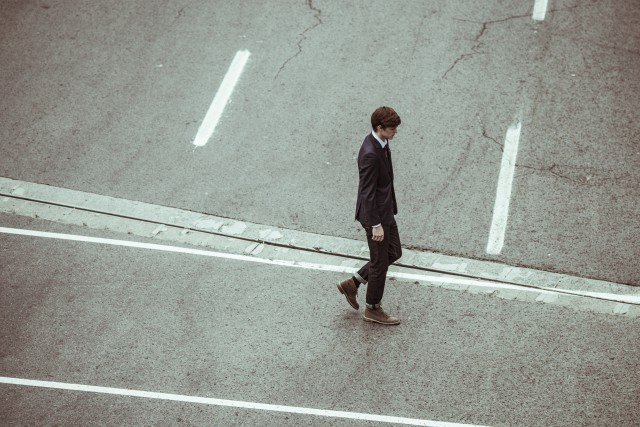 Jeśli spędziłeś wiele lat w jednej firmie, możesz mieć trudność z odnalezieniem się na rynku pracy. Jak temu zaradzić?