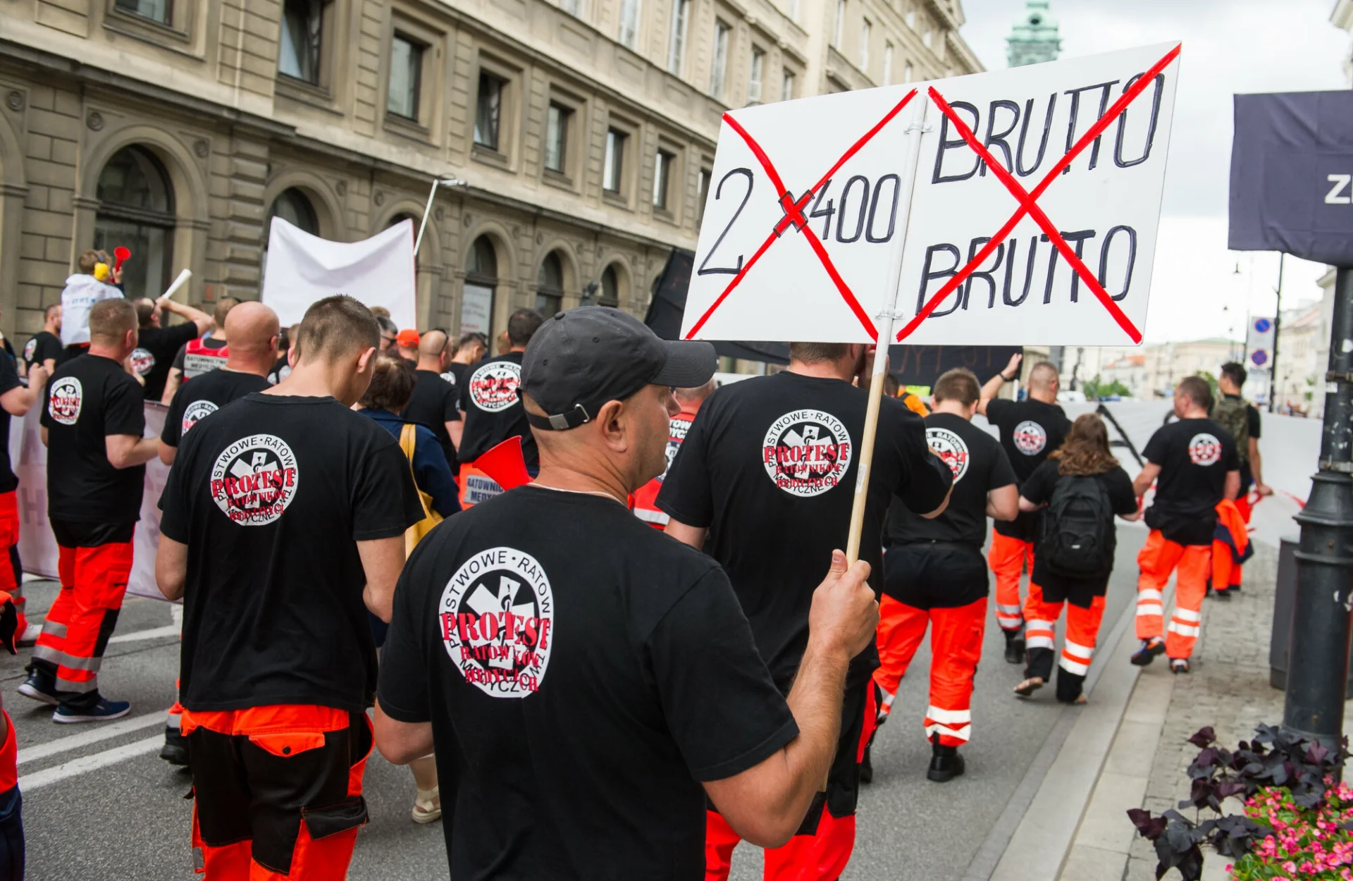 Protestujący ratownicy medyczni chcą podwyżek.
