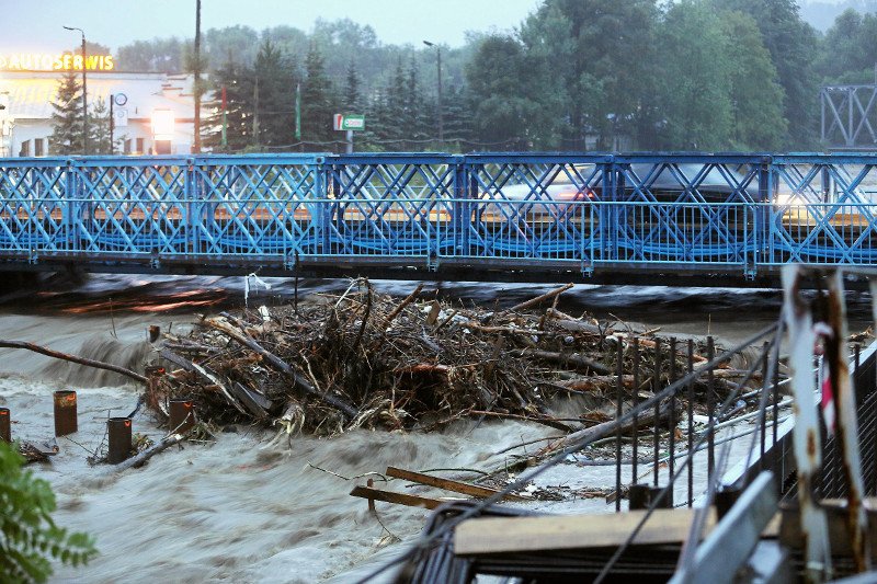 Na terenach górskich rzeki już występują z brzegów.
