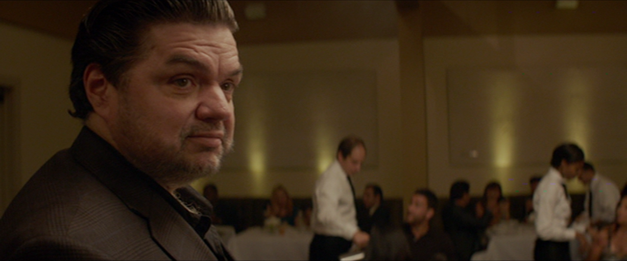 Olivier Platt w roli krytyka kulinarnego Ramseya Michela w filmie Chef z 2014 roku.