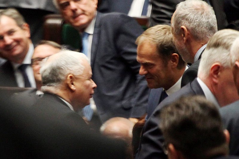 Jarosław Kaczyński komplementuje Donalda Tuska, a szef RE tym samym odpowiada prezesowi PiS? Takie świąteczne cuda opublikował dziennik "Fakt".