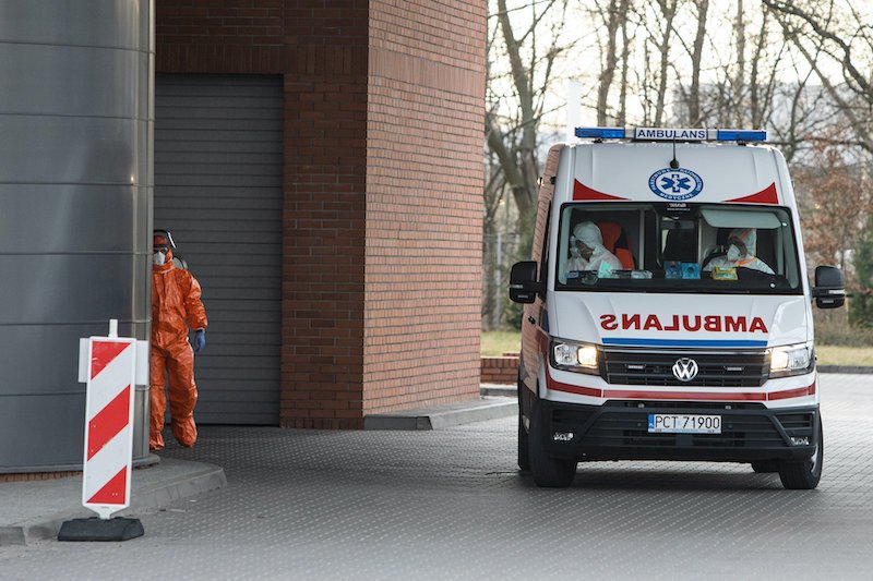 Powodem śmierci zmarłej 37-letniej pacjentki z Poznania było zakażenie koronawirusem i choroby, które pojawiły się w następstwie zakażenia.