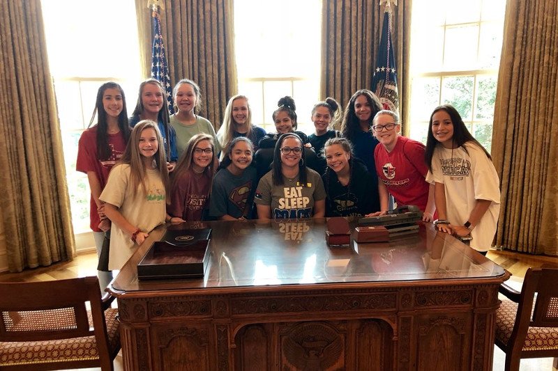 Przy biurku prezydenta USA można i siedzieć i stać... i nie trzeba być głową innego państwa, żeby doświadczyć tego "zaszczytu".