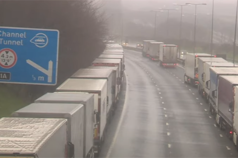 Sznury ciężarówek czekają, żeby wjechać do tunelu pod Kanałem La Manche.