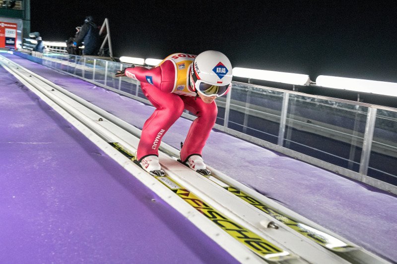 Kamil Stoch nie poradził sobie na skoczni w Wiśle. W sobotę z kolegami wygrał zawody drużynowe, w niedzielę zajął czwarte miejsce w konkursie indywidualnym.