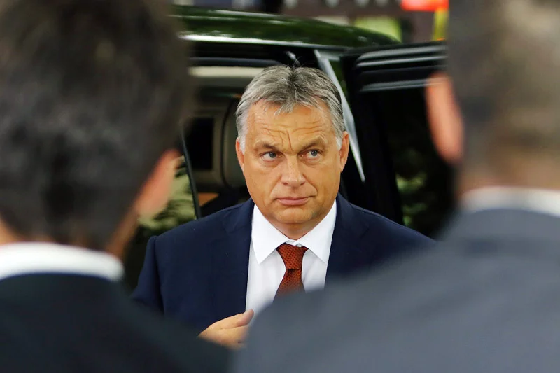 Zamach w Budapeszcie nastąpił kilka dni przed referendum ws. uchodźców. Nie brakuje więc tych, którzy podejrzewają, że to węgierski rząd mógł sobotnie zajścia zaaranżować, by poprawić efekty swej antyislamskiej propagandy.