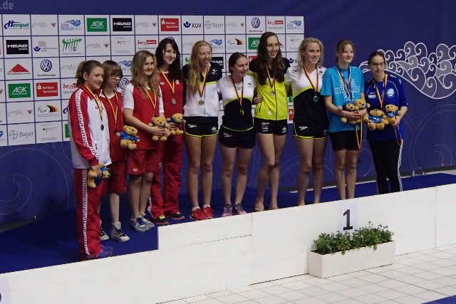 Anna Omielan (czwarta od lewej), srebrny medal w sztafecie 4x100 m stylem zmiennym