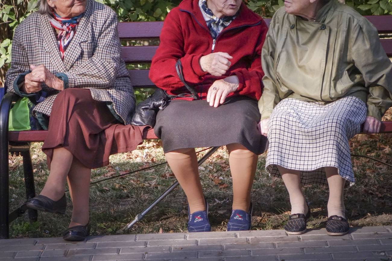 Starsi ludzie bywają niewychowani i niekulturalni. Babci się nie należy