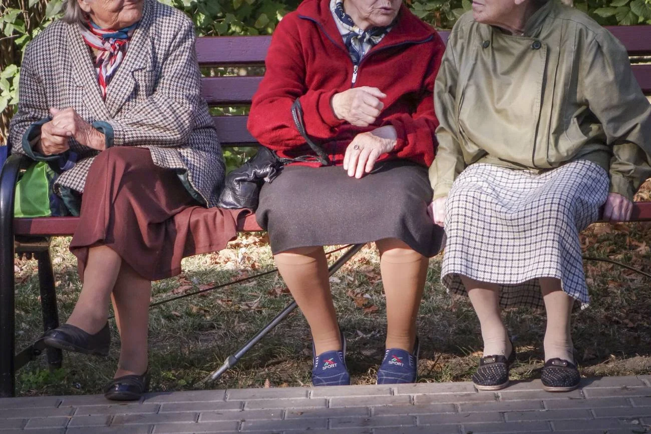 Starsi ludzie bywają niewychowani i niekulturalni. Babci się nie należy