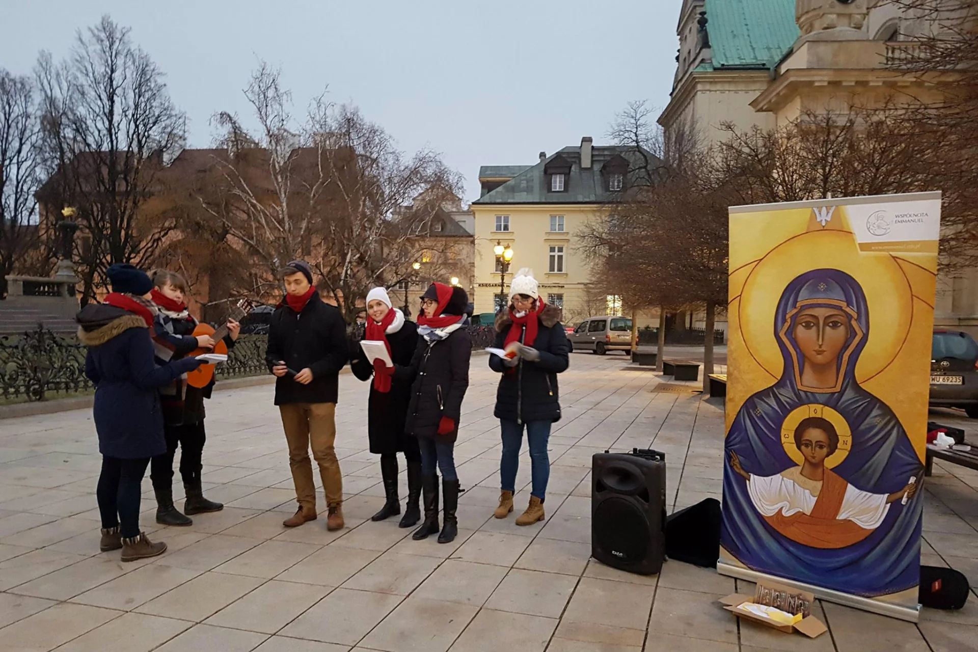 Wspólne śpiewy i tańce w ramach ewangelizacji ulicznej