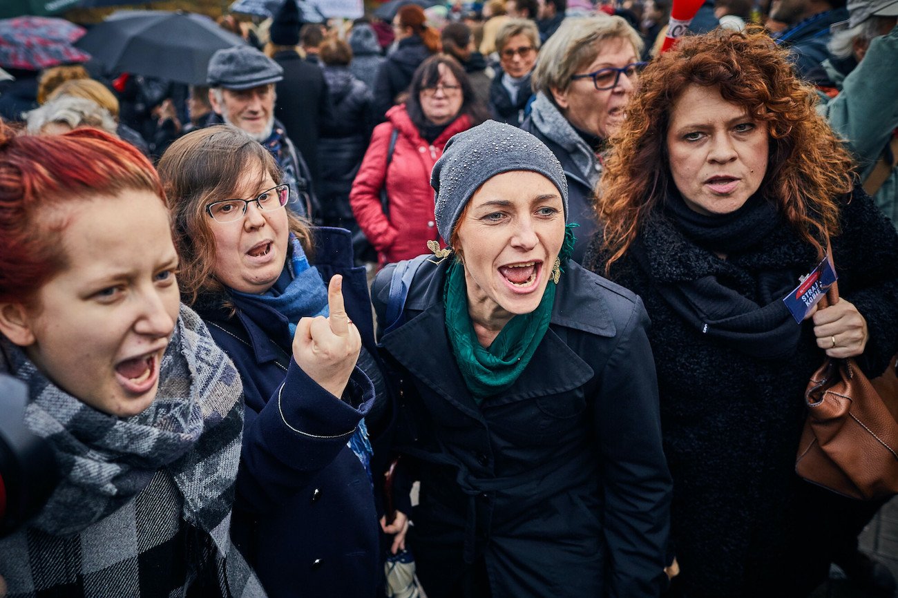 Trwa zbiórka podpisów za legalną aborcją. To projekt obywatelski firmowany przez Ogólnopolski Strajk Kobiet. Zdjęcie z Czarnego Poniedziałku – 3 października 2016 r.