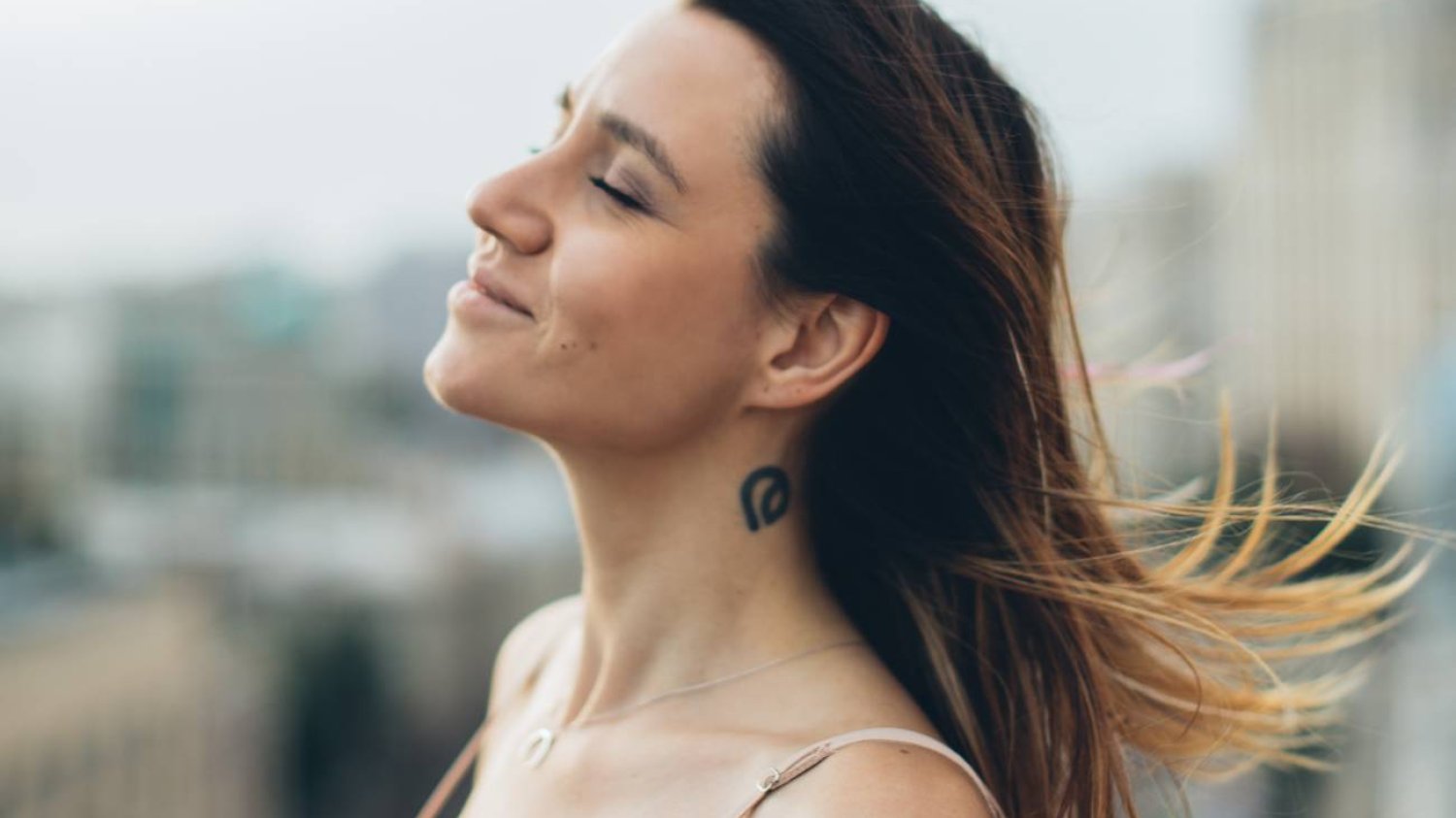 Uprawiają go single i osoby w związkach. Czym jest masturdating?
