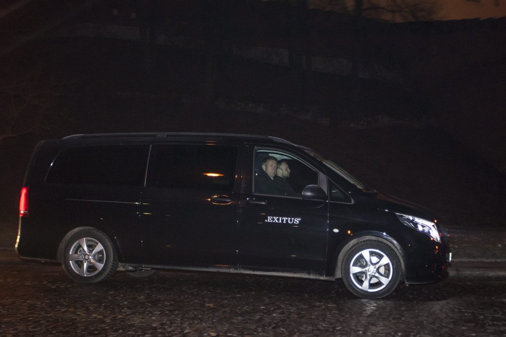 Ekshumowane szczątki prezydenckiej pary zostały przewiedzione do zakładu medycyny sądowej na Wawelu.