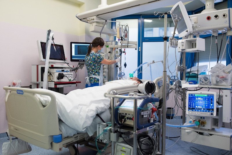 Pacjent podłączony do ECMO. Zdjęcie poglądowe.