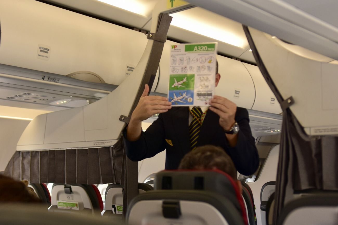 Do dlatego stewardesy siedzą na własnych dłoniach podczas startu i lądowania Stewardesy zajmują bezpieczną pozycję podczas startu i lądowania