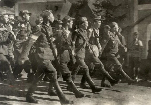 Na początku 1945 roku Brygada Świętokrzyska wycofała się wraz z nazistami przed wojskami Związku Radzieckiego.