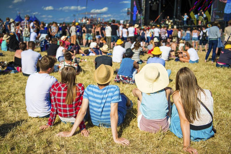 Na festiwalach muzycznych spotykają przedstawiciele różnych grup i podejść do muzyki i zabawy.