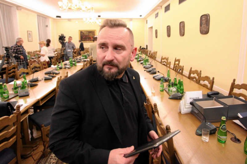 Poseł Piotr Liroy-Marzec idzie na wojnę z PiS. Chodzi o medyczną marihuanę.