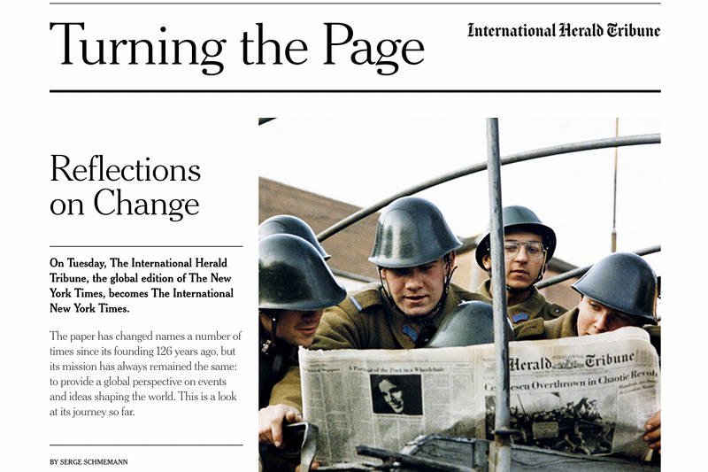 Screen ze strony nytimes.com. Na zdjęciu rumuńscy żołnierze czytają "The New Herald Tribune" po upadku reżimu Ceauşescu w 1989 roku.