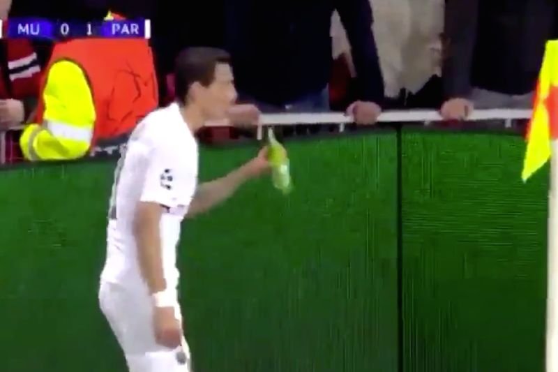 Liga Mistrzów. Angel Di Maria odrzucił butelkę z piwem w trakcie meczu
