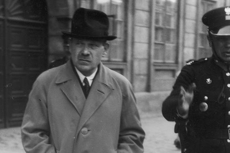 Oskarżony Stanisław Cywiński opuszcza gmach sądu po rozprawie.