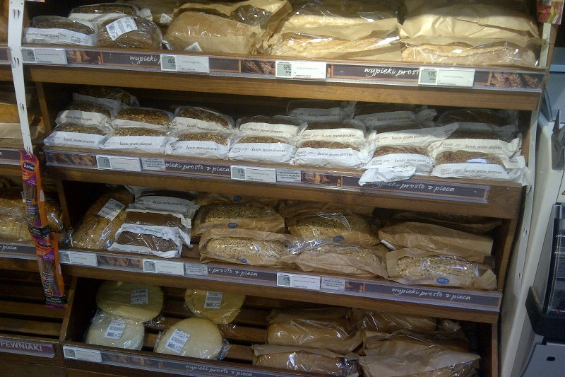 Świeże pieczywo prosto z pieca w Biedronce i Lidlu? Tak naprawdę to mrożona masa, która pół roku leży w magazynach