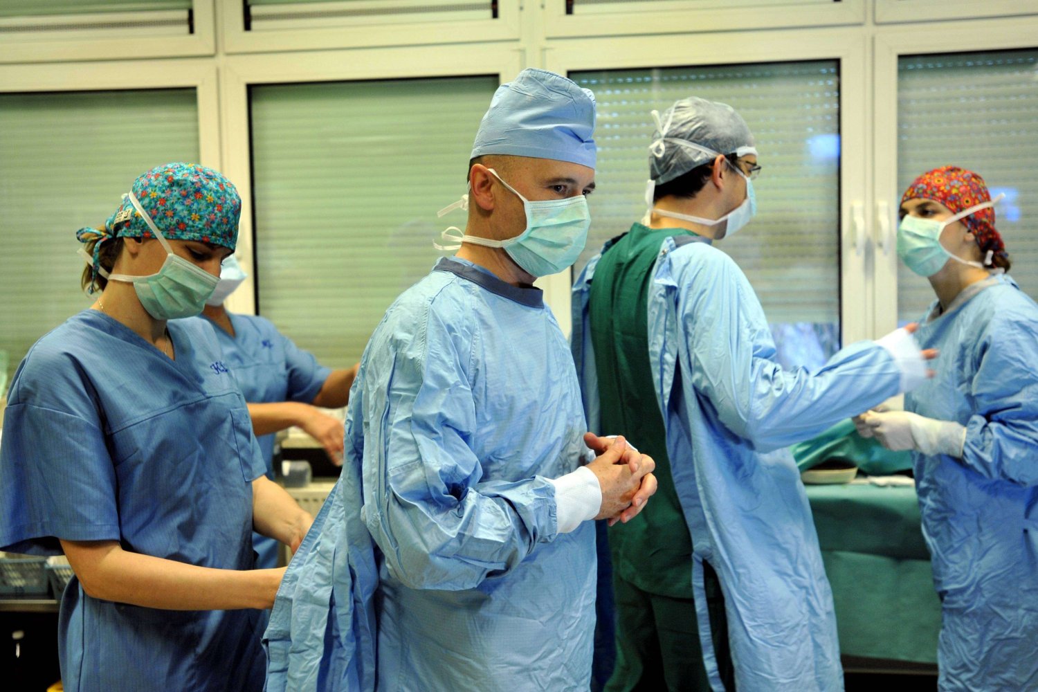 Grupa lekarzy przed operacją