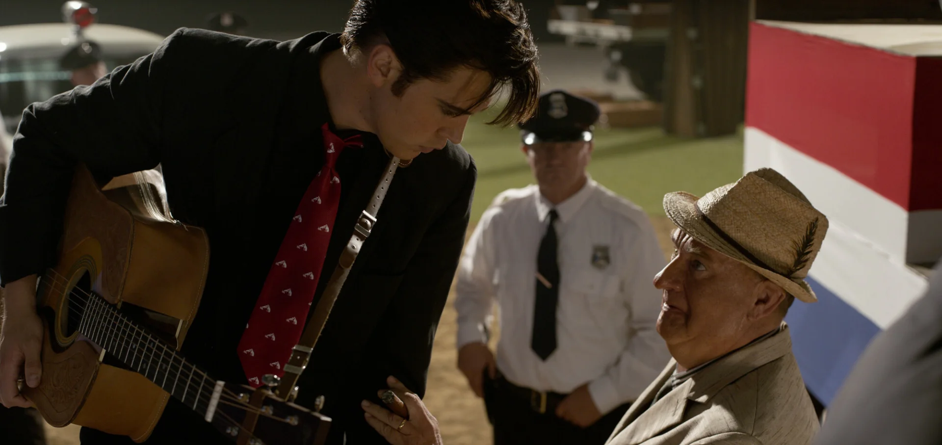 Austin Butler i Tom Hanks w filmie "Elvis" (2022)