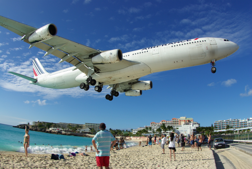 Plaża Maho na holenderskiej części wyspy Sint Maarten, przy lotnisku Princess Juliana