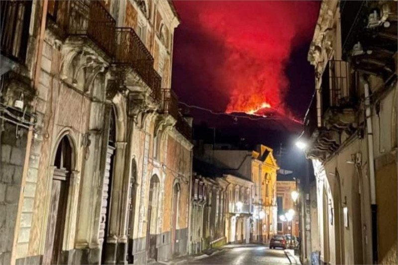Na Sycylii doszło do kolejnej erupcji wulkanu Etna. Potem na południu wyspy zatrzęsła się ziemia.