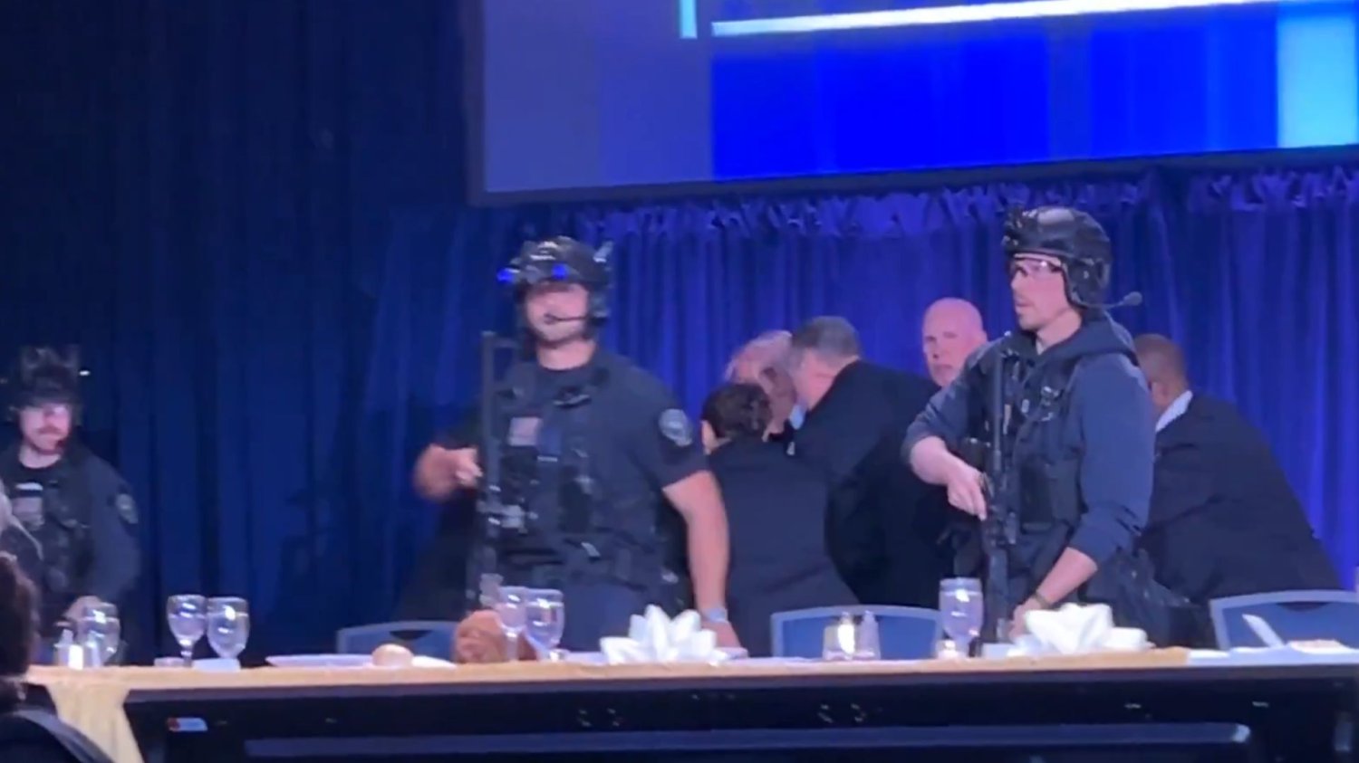 Moment ewakuacji Trumpa na gali. Secret Service pojawiło się błyskawicznie Ewakuacja Donalda Trumpa podczas gali w hotelu Hilton w Waszyngtonie