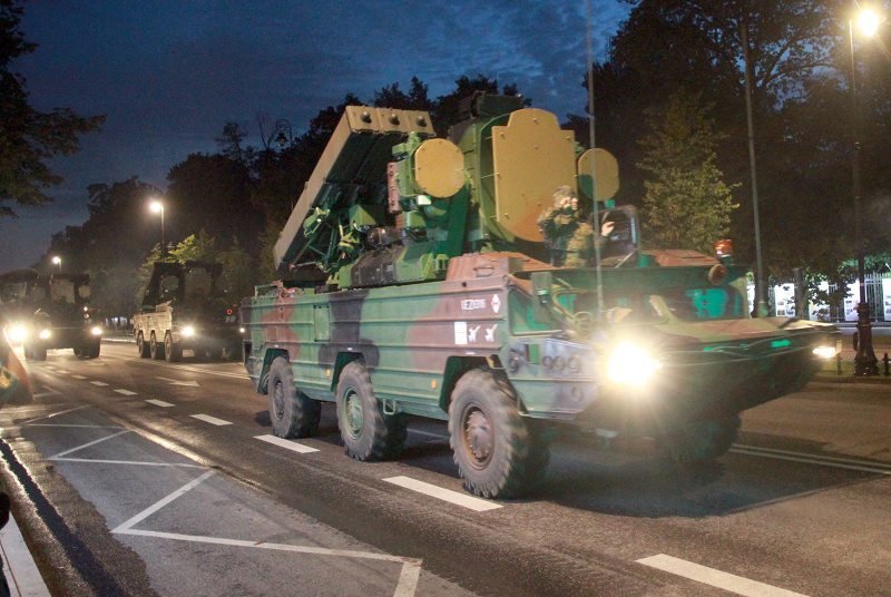 Na ulicach Warszawy pojawiły się pojazdy pancerne. Ćwiczą do piątkowej defilady