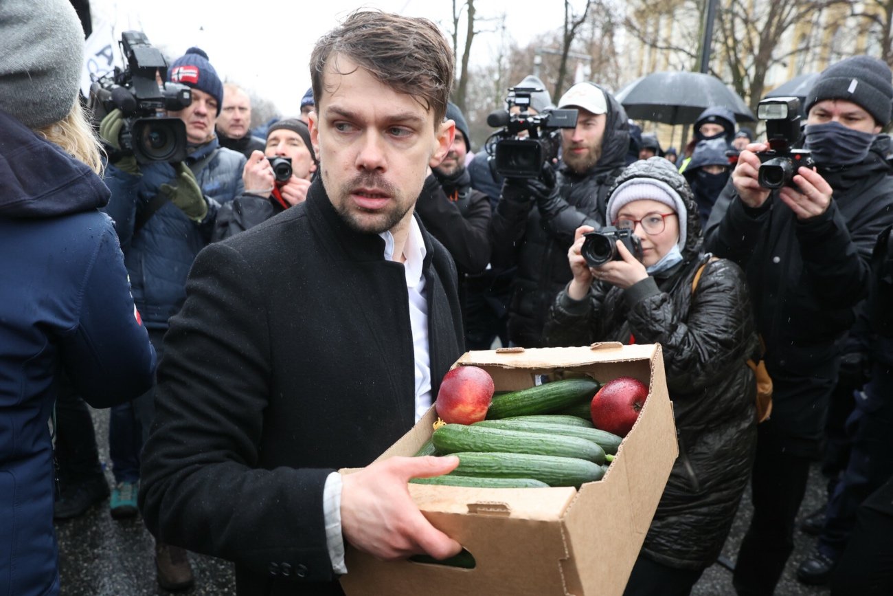 Michał Kołodziejczak postawił ultimatum sklepom. Na zdjęciu wiceminister trzyma skrzynkę z warzywami.