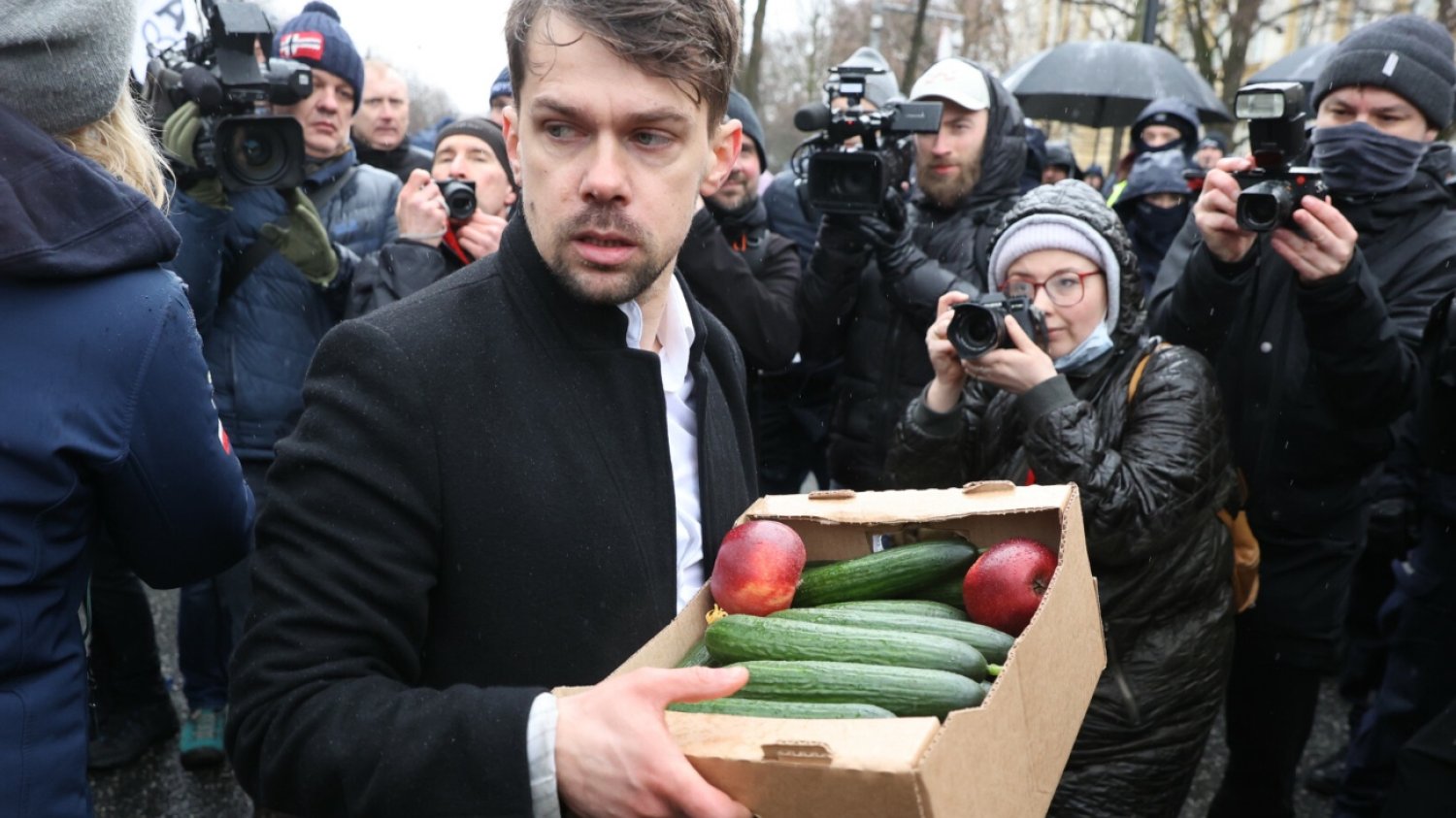 Michał Kołodziejczak postawił ultimatum sklepom. Na zdjęciu wiceminister trzyma skrzynkę z warzywami.