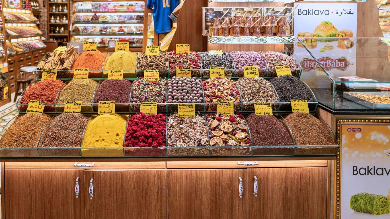 Stoisko pełne przypraw na bazarze w Turcji Stragan z przyprawami na bazarze w Turcji