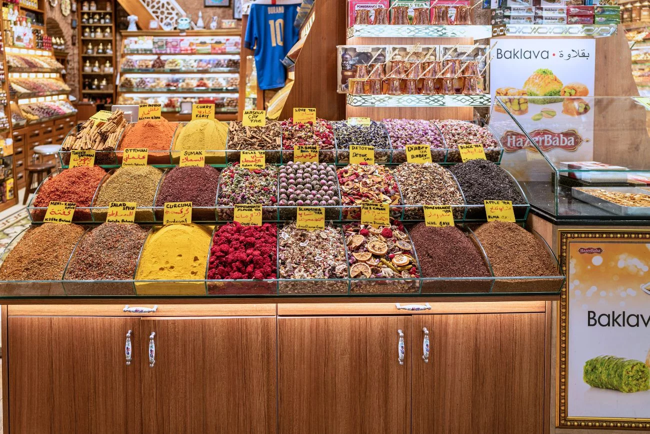 Stragan z przyprawami na bazarze w Turcji