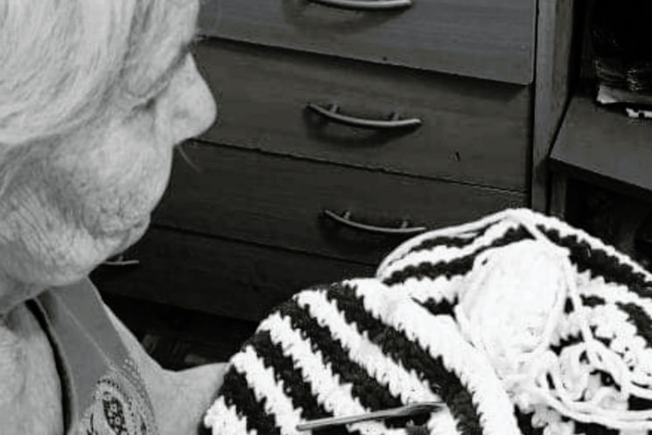 Pani Jadwiga przez lata robiła na drutach, dziś nie ma sił wyjść z domu po włóczkę. Pomagają internauci.