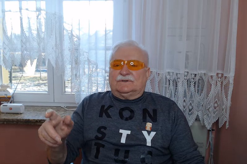Lech Wałęsa live na Facebooku. Nagle do pokoju weszła żona Danuta.