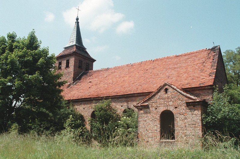 Niecodzienna sytuacja w Poznaniu. Konserwator zabytków oskarża proboszcza z osiedla Morasko o nielegalne wyburzenie kościoła. To zdjęcie pochodzi z 2000 r.