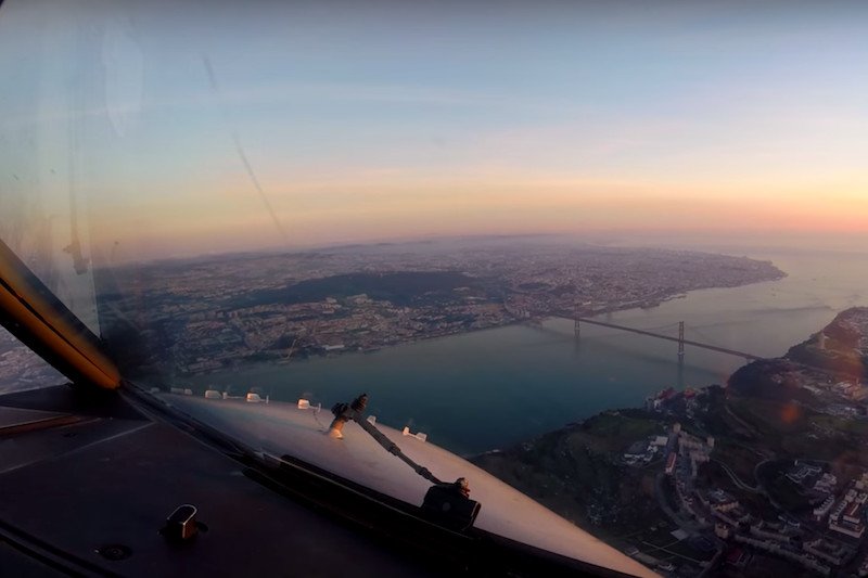 To widok z kabiny pilotów nad Lizboną. Udało im się uchwycić wschód słońca.