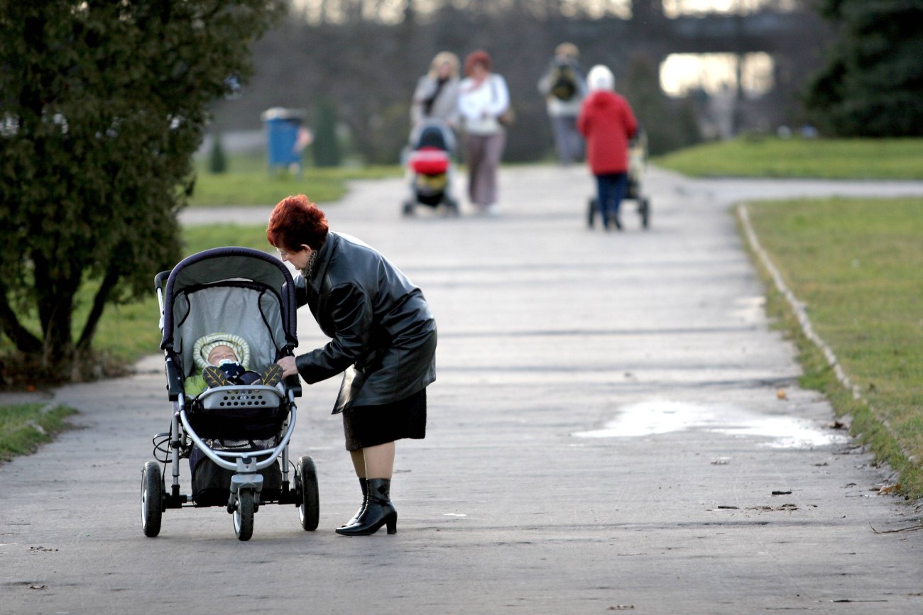 Kobiety, które mają wnuki, mogłyby brać roczny płatny urlop rodzinny, by się nimi zaopiekować na życzenie rodziców - przekonuje szef PSL Władysław Kosiniak-Kamysz. A co na to same zainteresowane? naTemat zapytał kobiety.