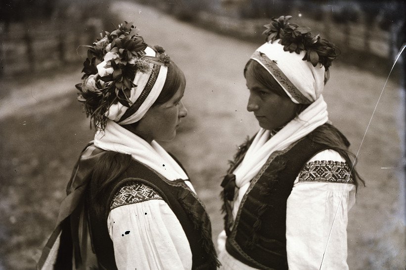 Ubranie  głowy panny młodej i drużki, Wetlina, pow. Lesko, czerwiec 1937.