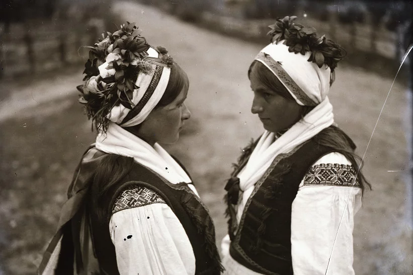 Ubranie głowy panny młodej i drużki, Wetlina, pow. Lesko, czerwiec 1937.